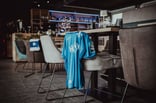 Tischbereich im ENTEGA CLUB ACHTZEHN98 mit Trikot